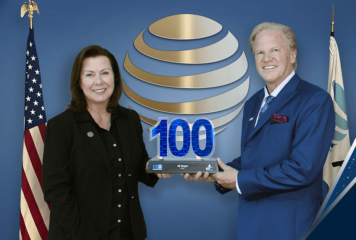 AT&T Federal VP Jill Singer Accepts 2024 Wash100 Award From Executive Mosaic